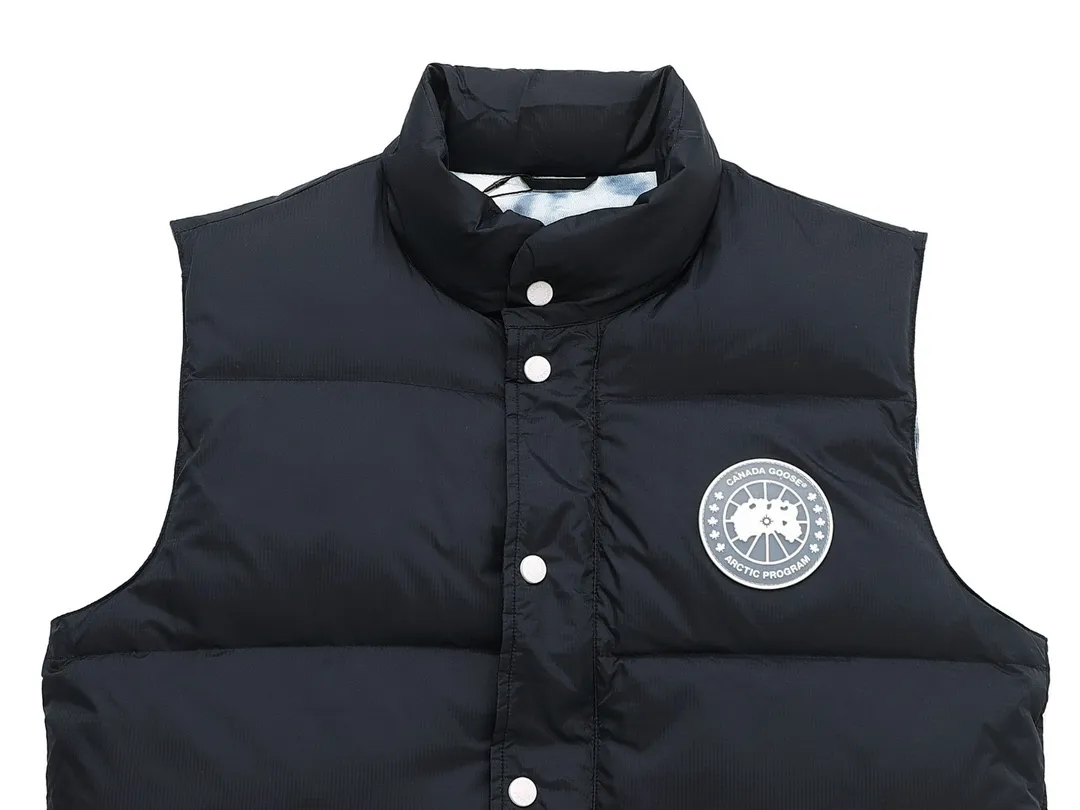 P480 Black] Canadagoose/Canada Goose White Label Glacier Down Vest Canada Goose's new "Northern Lights Series" down vest Canada Goose's new "Northern Lights" Northern Lights White Label Down Vest is on sale! The light and layered colors give people the feeling of being trapped in the mist around icebergs and glaciers. It can be said to be very dreamy! Original YKK zipper, Size:XS-XXL